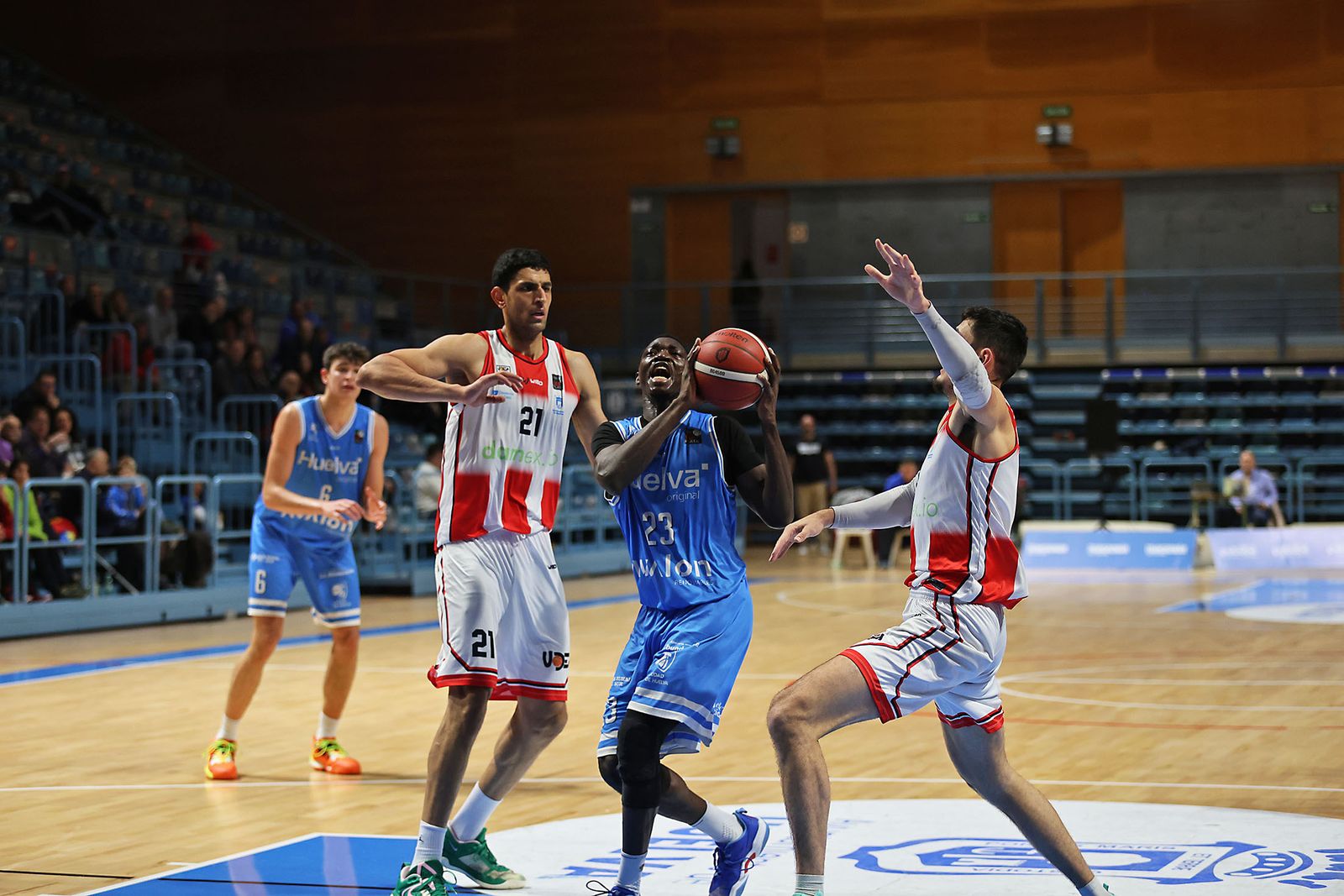 Imágenes del encuentro de baloncesto entre el Ciudad de Huelva y el Damex UDEA Algeciras
