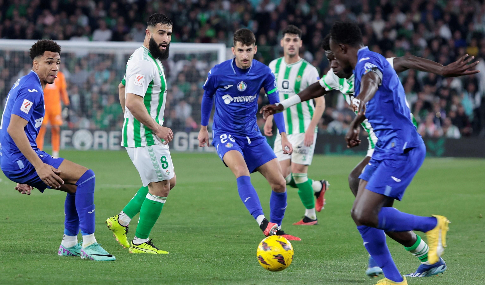 Assane encara a Dejne en presencia de Nabil Fekir.