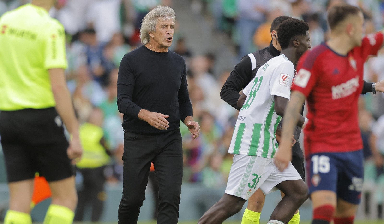 Manuel Pellegrini da instrucciones a Assane.