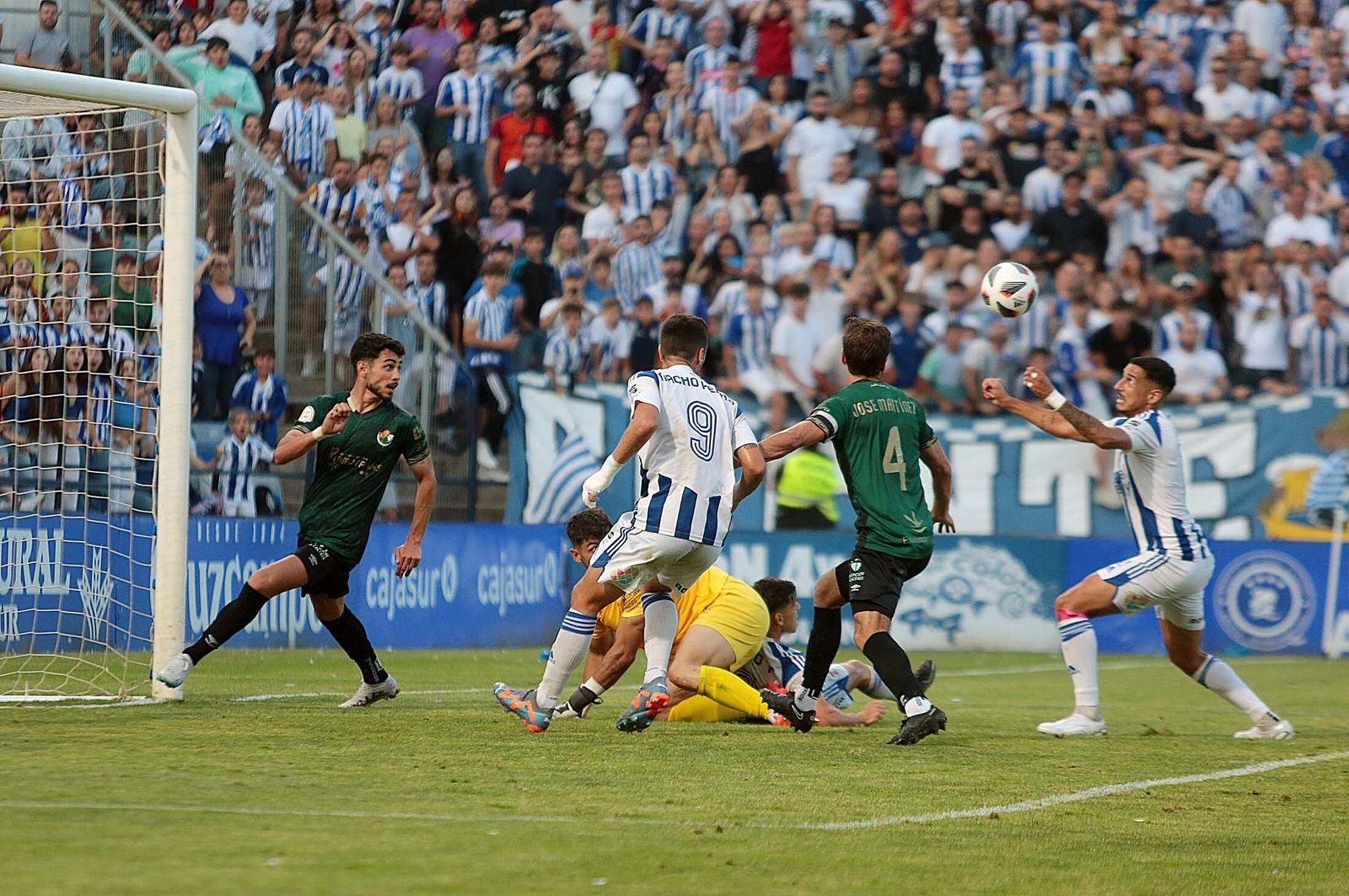 Un momento del Recre-Cacereño, partido de la final de la fase de ascenso a Primera RFEF.