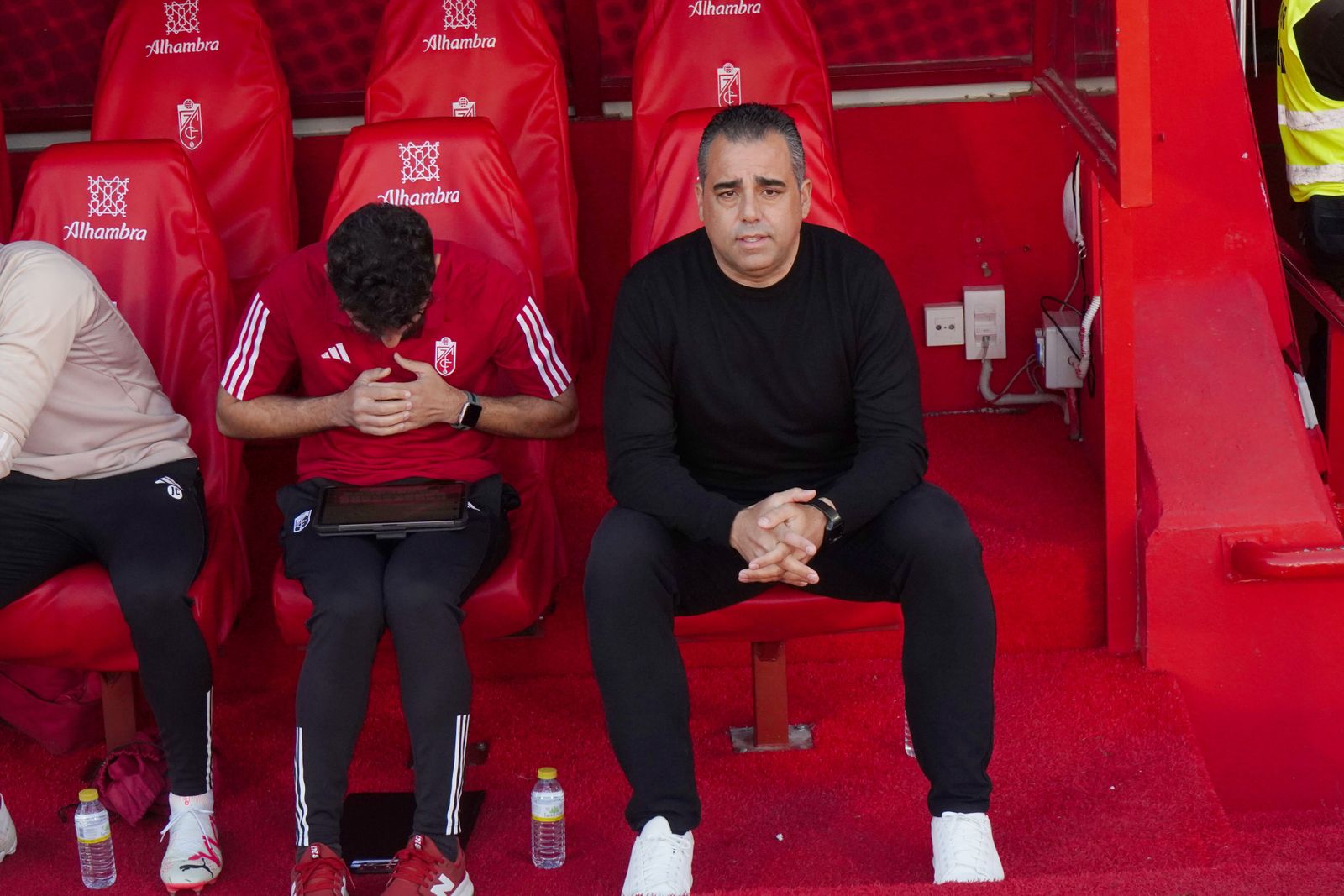 Germán Crespo en el banquillo de Los Cármenes