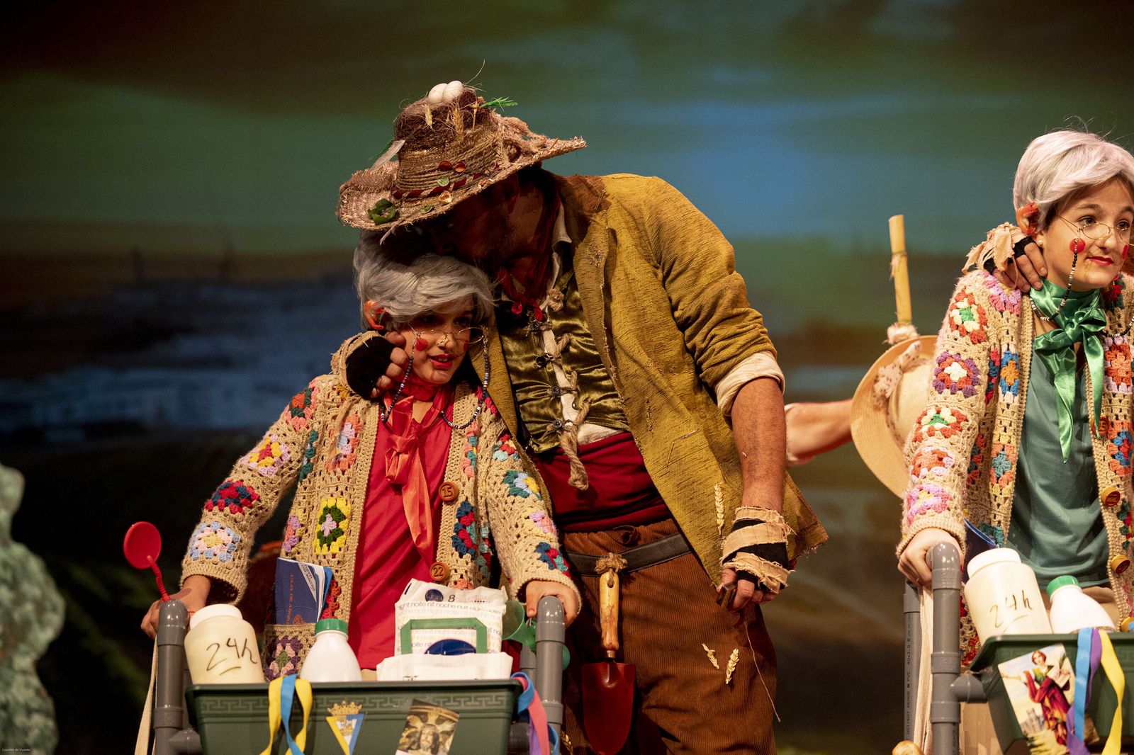 Rubén Navarro junto a su hijo Manuel en la escena del Falla