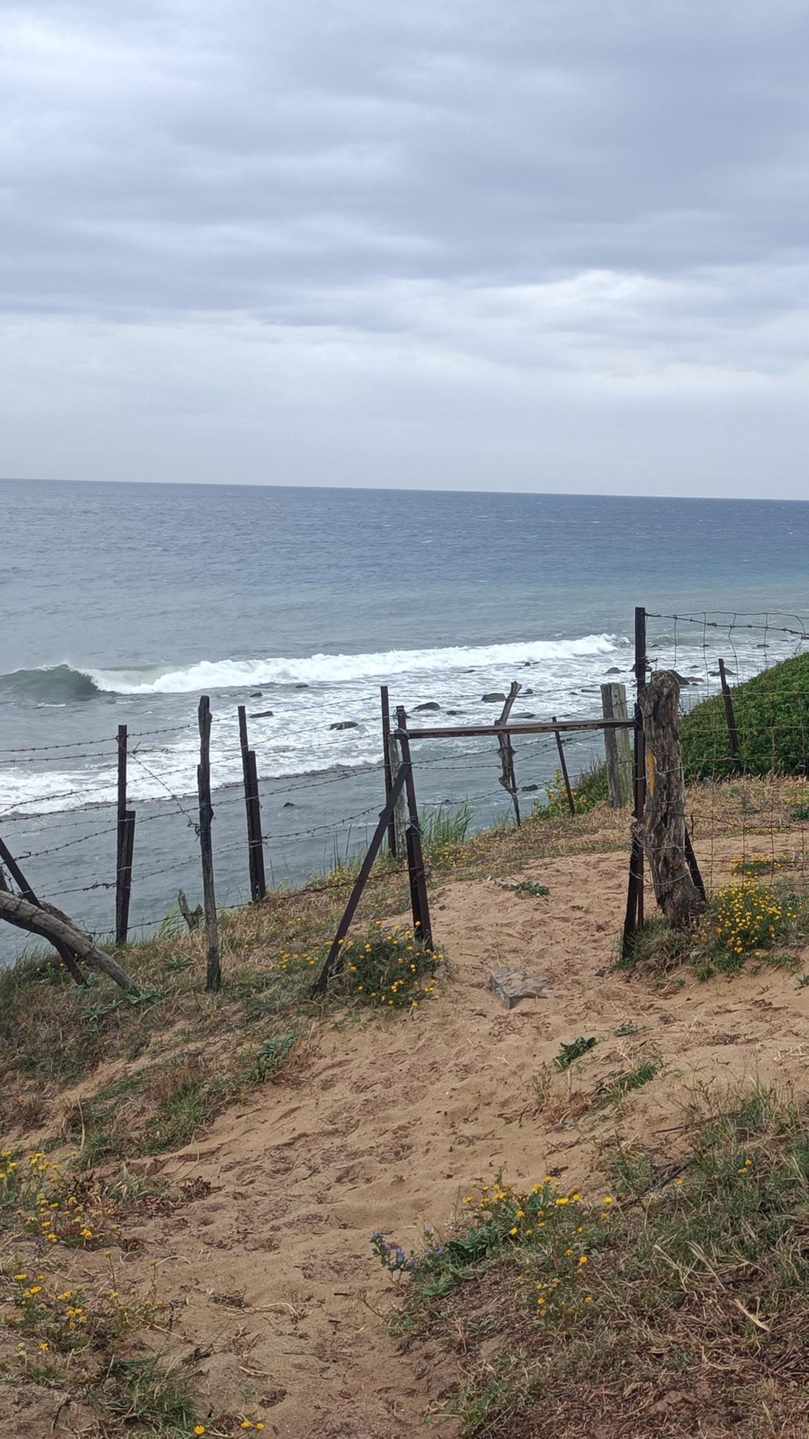 Una valla nos separa de la bajada.