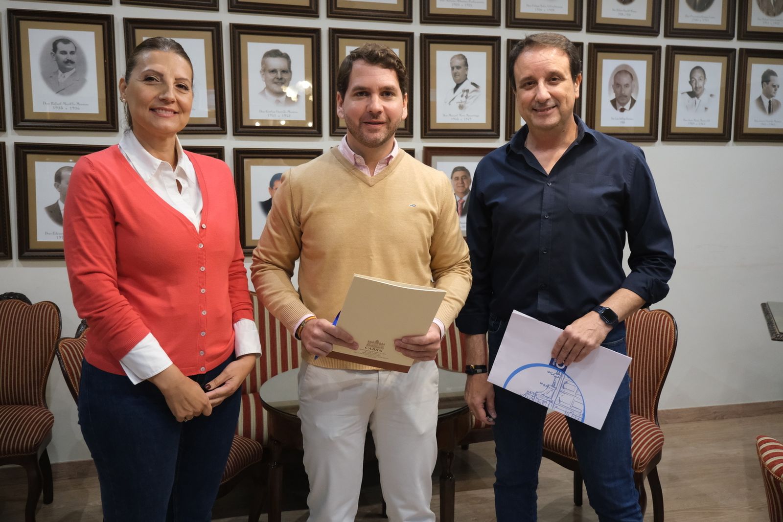 Toñi García, Fernando Priego y Juan Antonio Cerrillo, en la firma del convenio de los Bonos Consumo de Cabra.