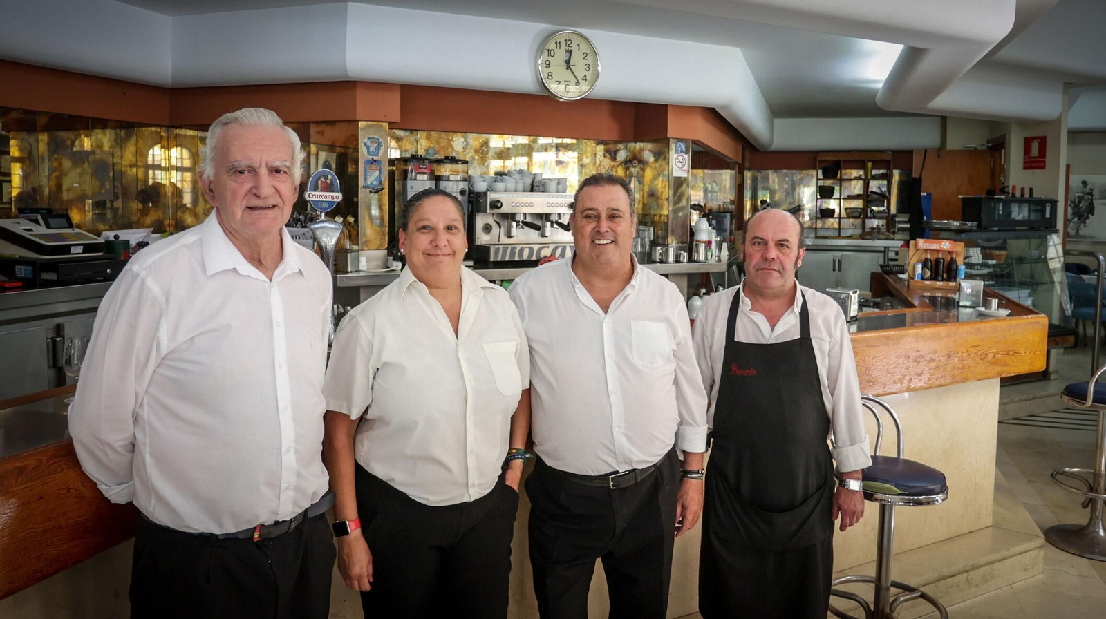 Juan Gallardo, Maite Nieto, Pepe Olmedo y Carlos Mateos, plantilla actual que lleva el restaurante.