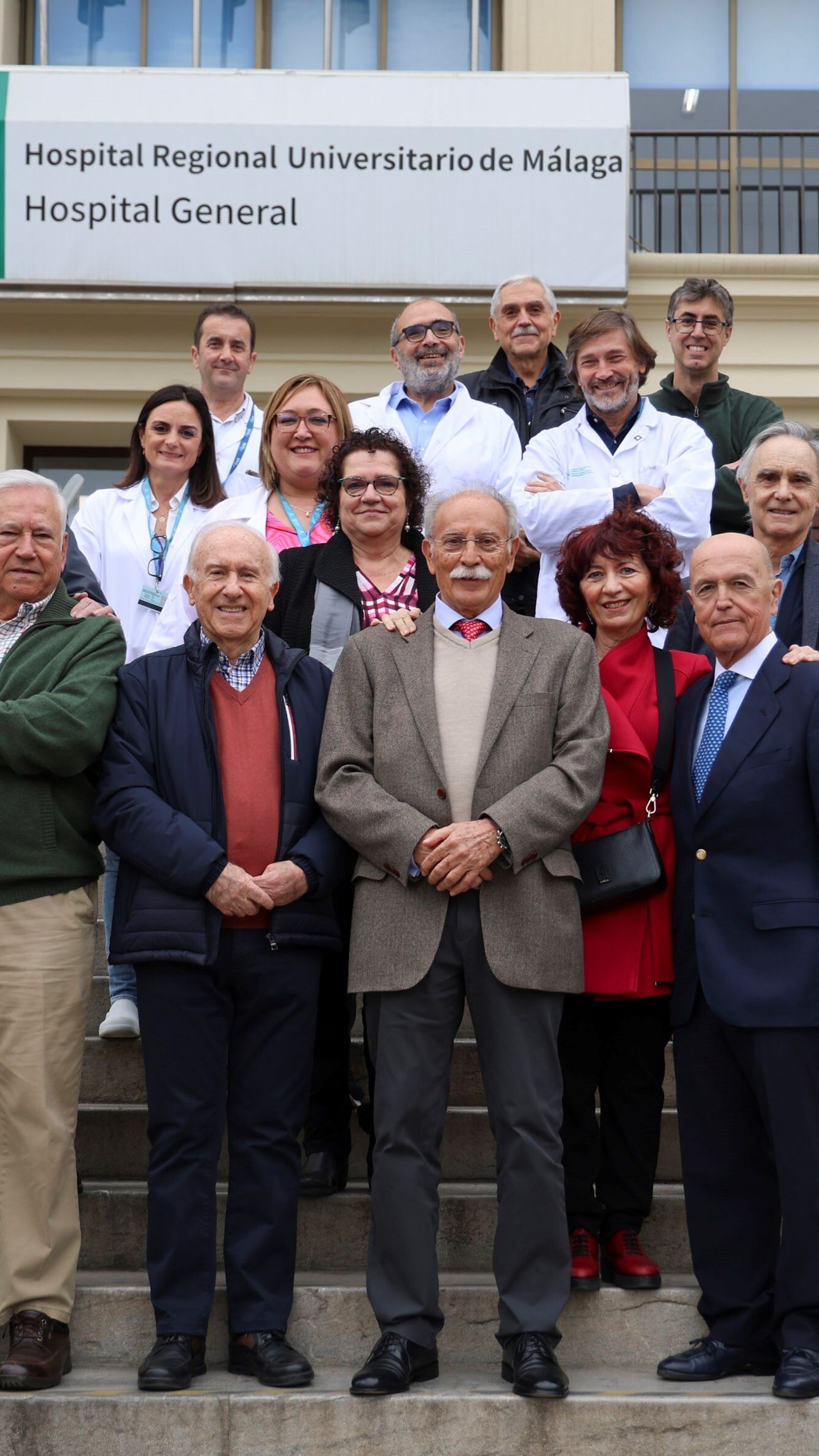 Profesionales del hospital retirados y que trabajan en la actualidad en el programa. En el centro, González Molina y Ramos Tito, que participaron en el primer trasplante en 1979.