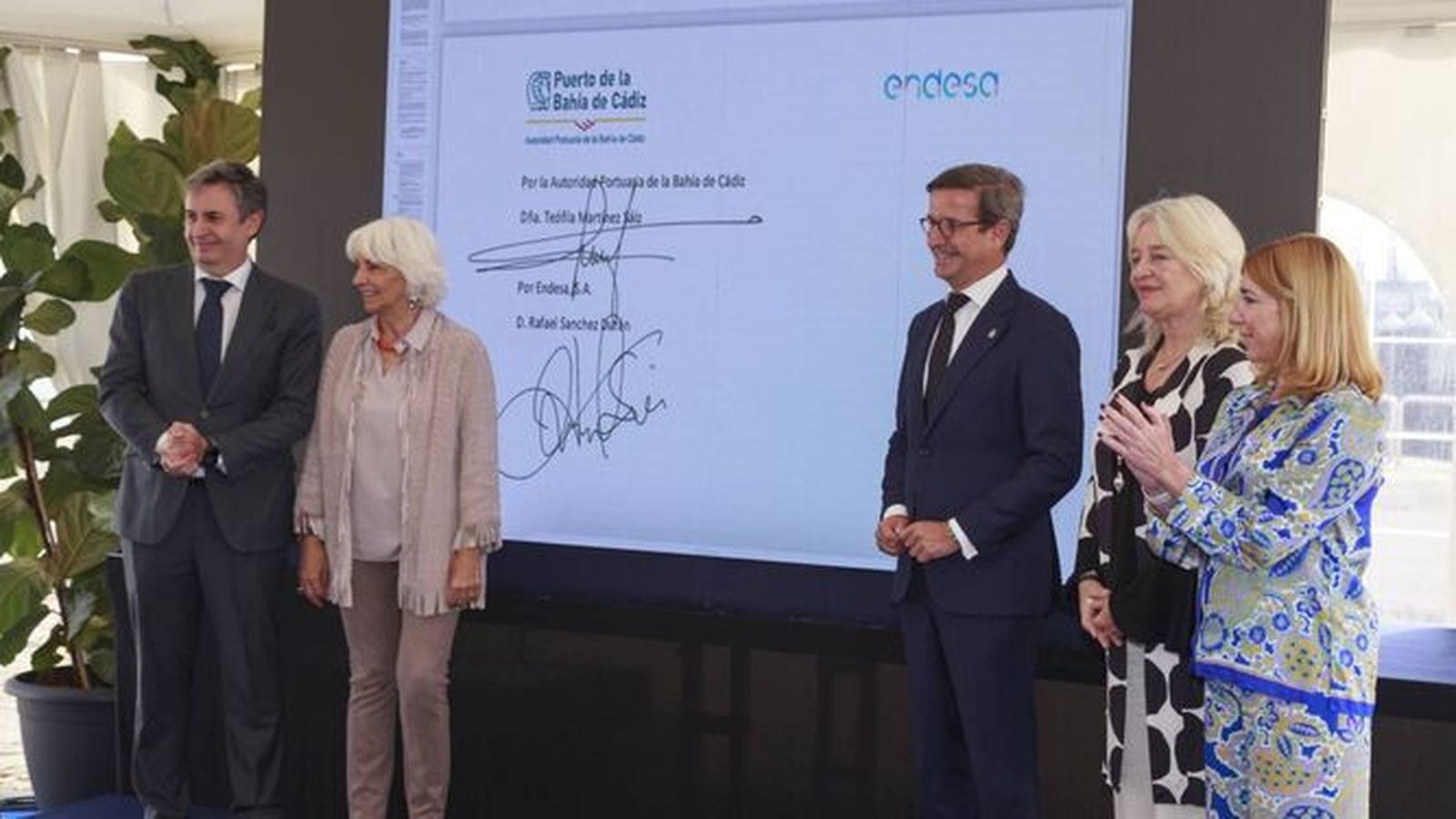 Autoridades del puerto de Cádiz y de la Junta de Andalucía, junto a responsables de Endesa.