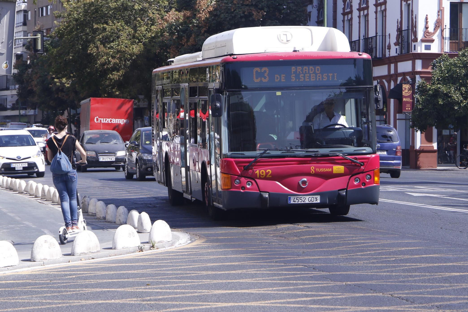 Autobús de Tussam por la Ronda Histórica.