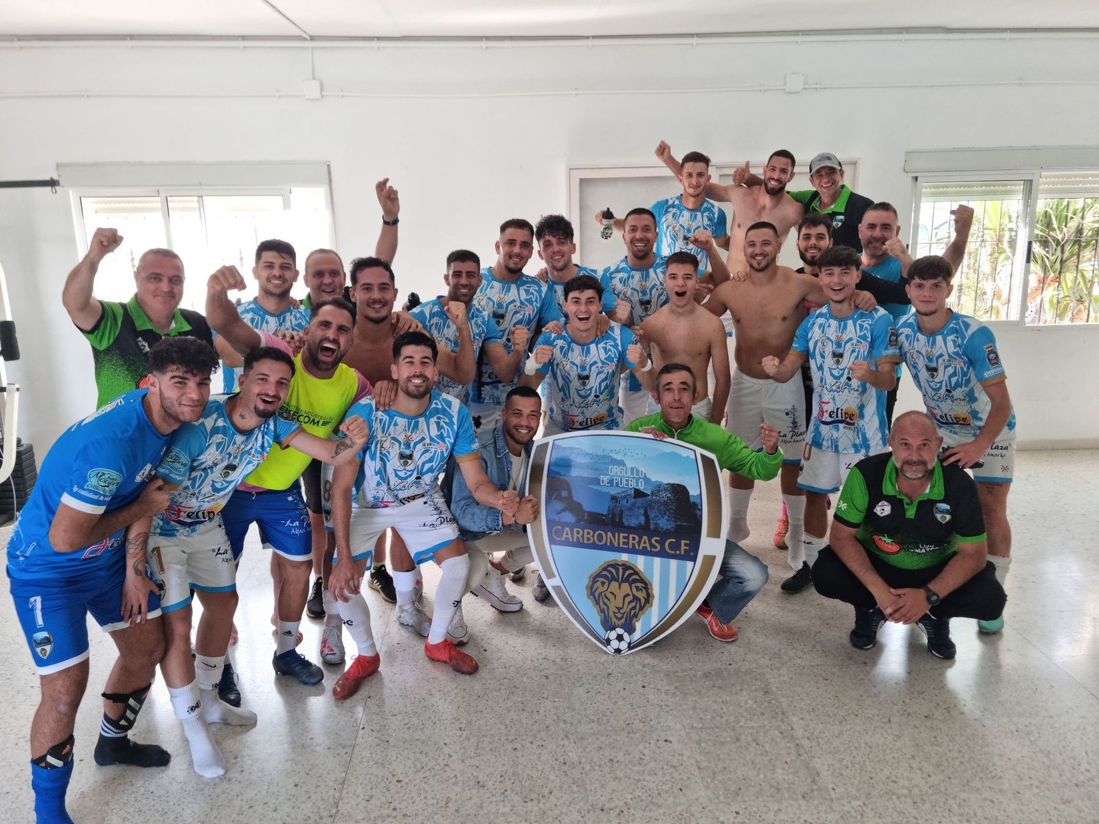 El conjunto carbonero celebra en su vestuario su victoria frente al Villa de Albox.