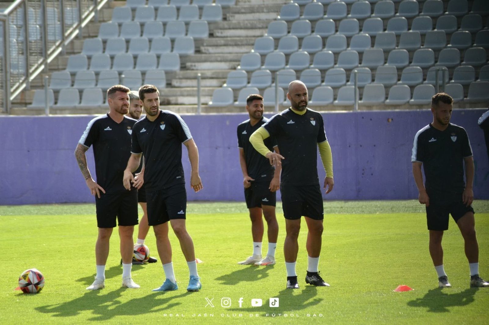 Momentos de un entrenamiento del Real Jaén esta semana