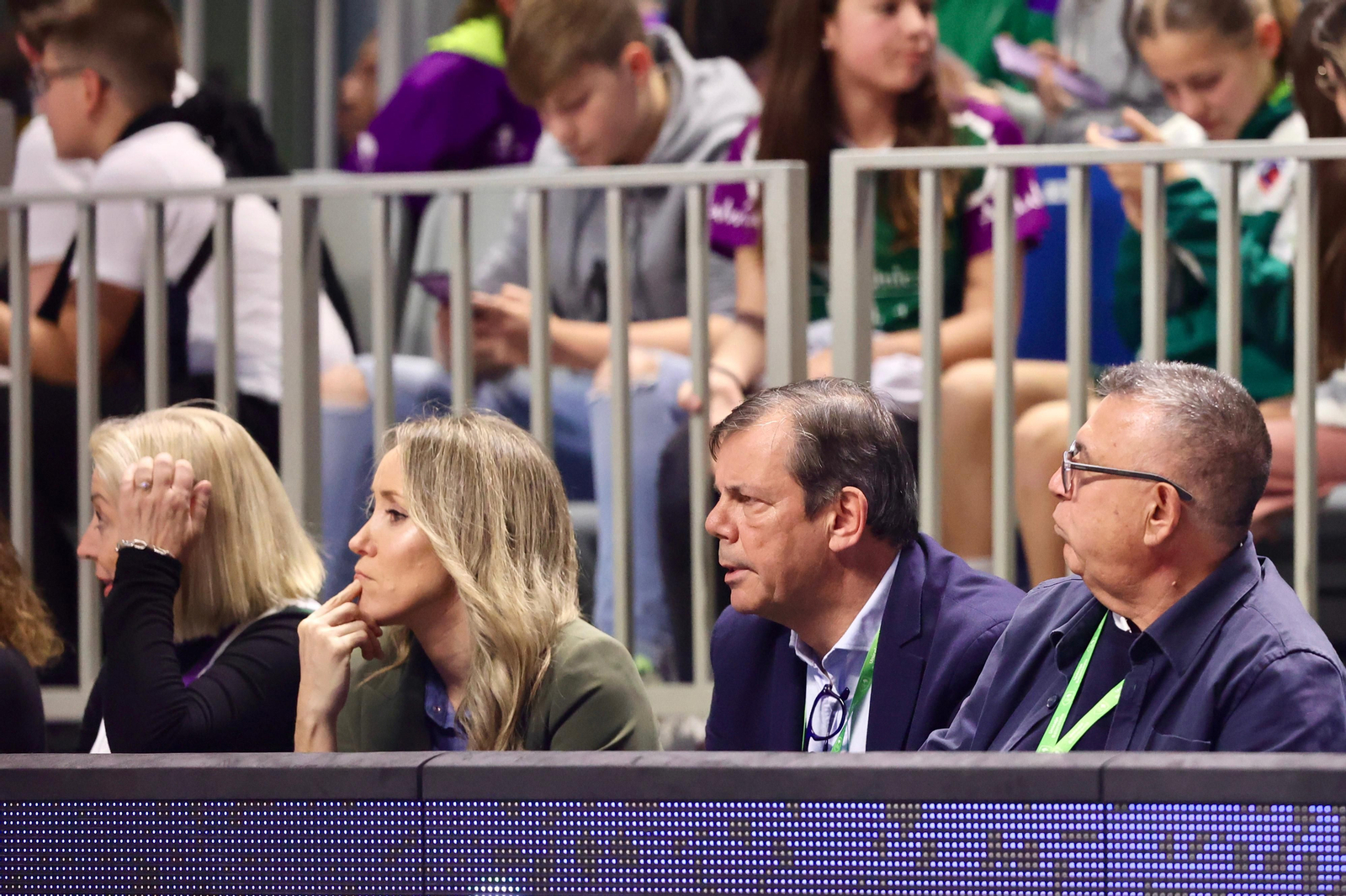 Los jugadores del primer equipo apoyaron al Unicaja Mijas