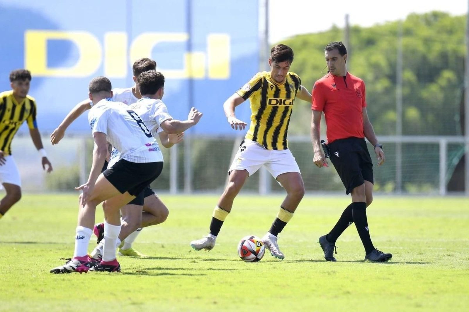 Curro, en un encuentro con el filial cadista.