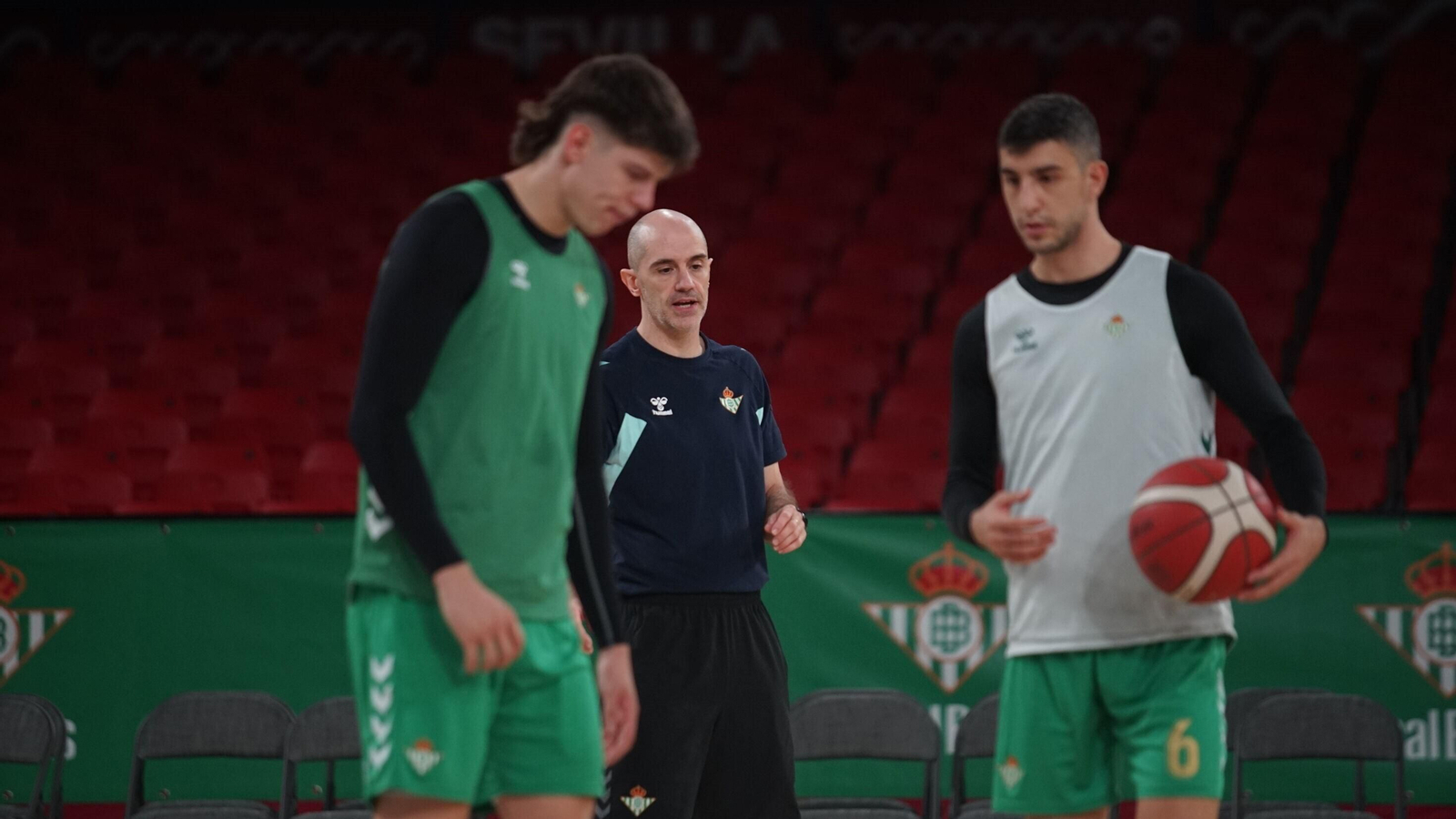 Javi Carrasco, atento a Joaquín Rodríguez y Pablo Marín.