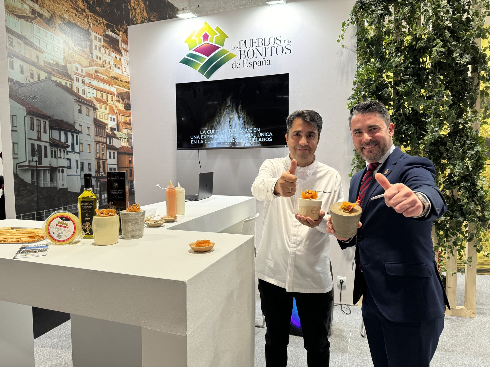 El chef Jonathan Rodríguez y el alcalde de Zuheros, Juan Manuel Poyato.