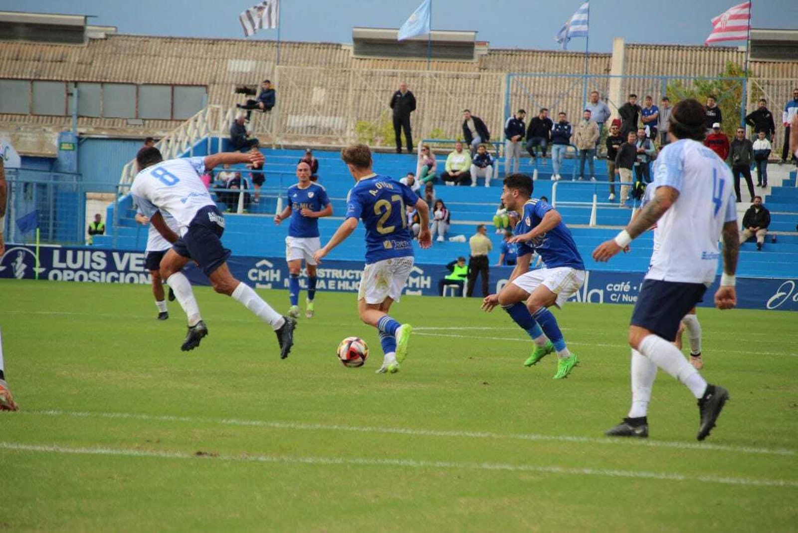 Recuperación del Linares que coge a Alfonso (dorsal 8) tratando de ayudar en defensa.