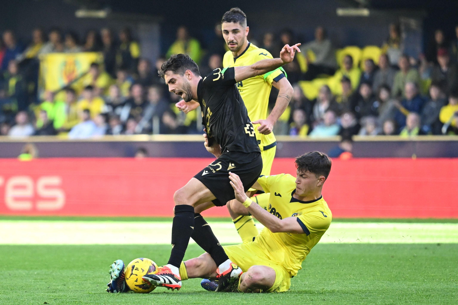 Rubén Sobrino es frenado en un ataque cadista.