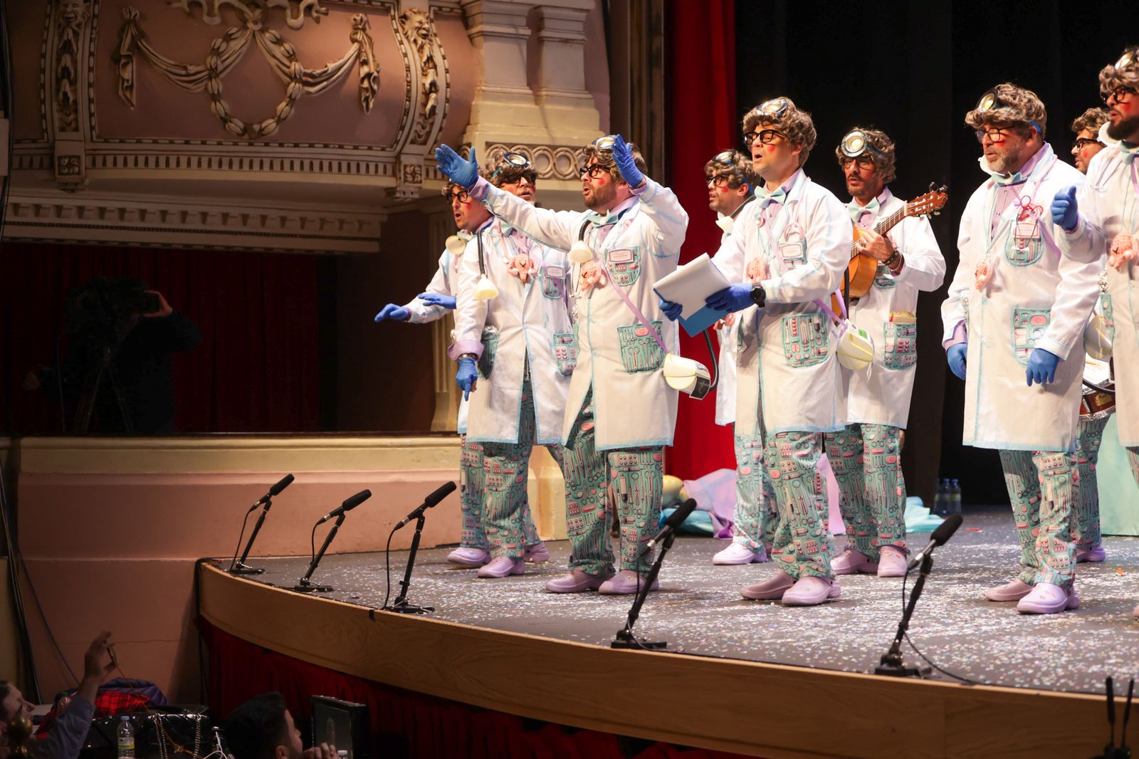 Imágenes de la actuación de la murga de Huelva "Soy yo, abre" en el Carnaval Colombino