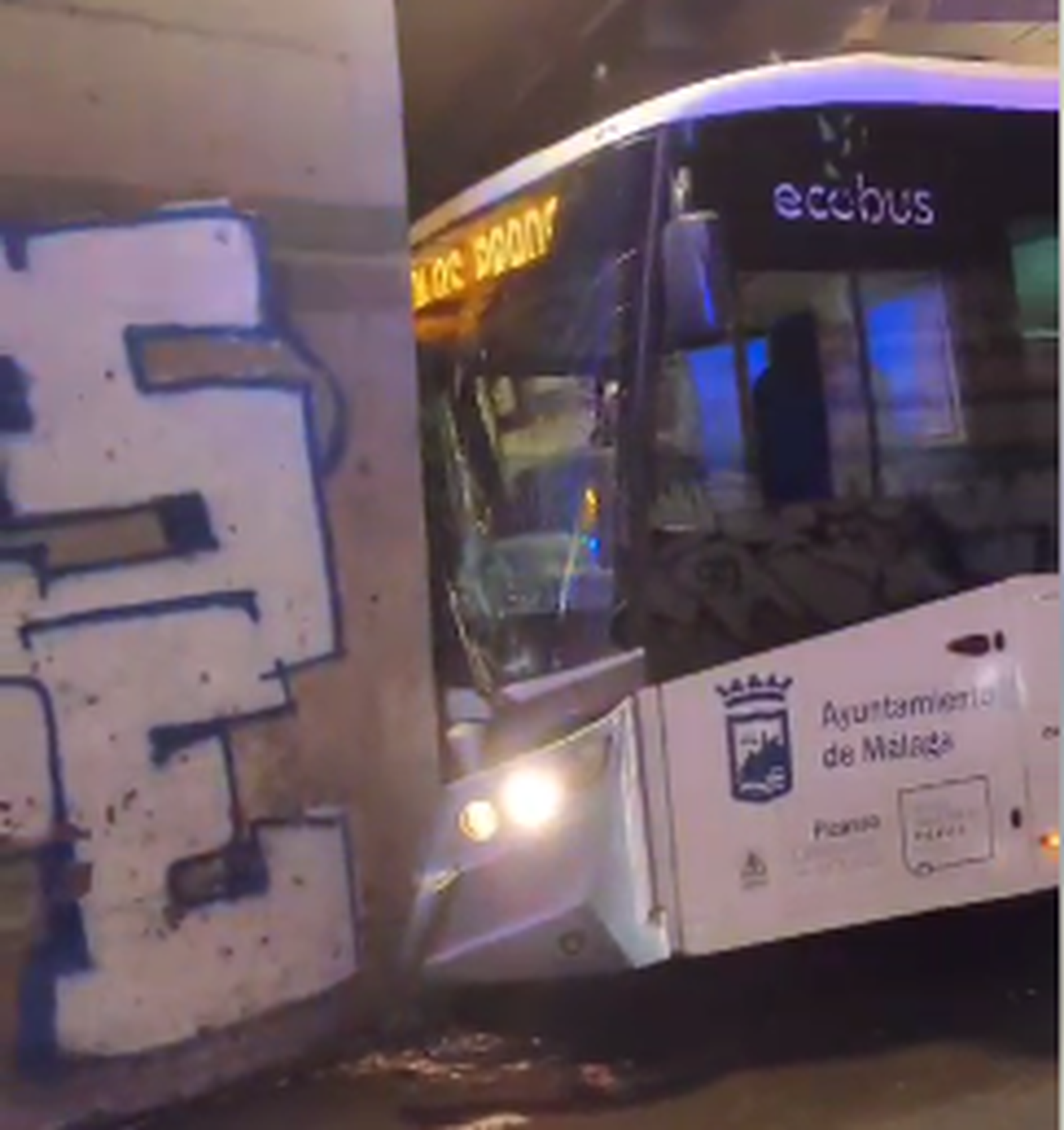 El autobús que ha colisionado contra un muro