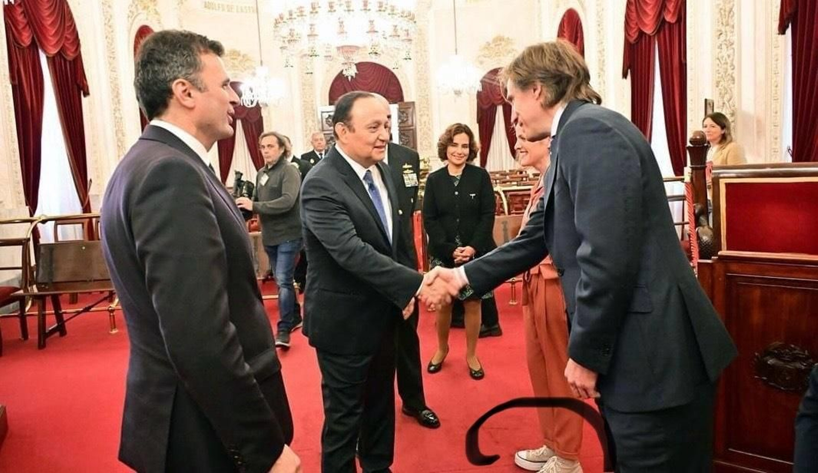 Acto protocolario en zapatillas