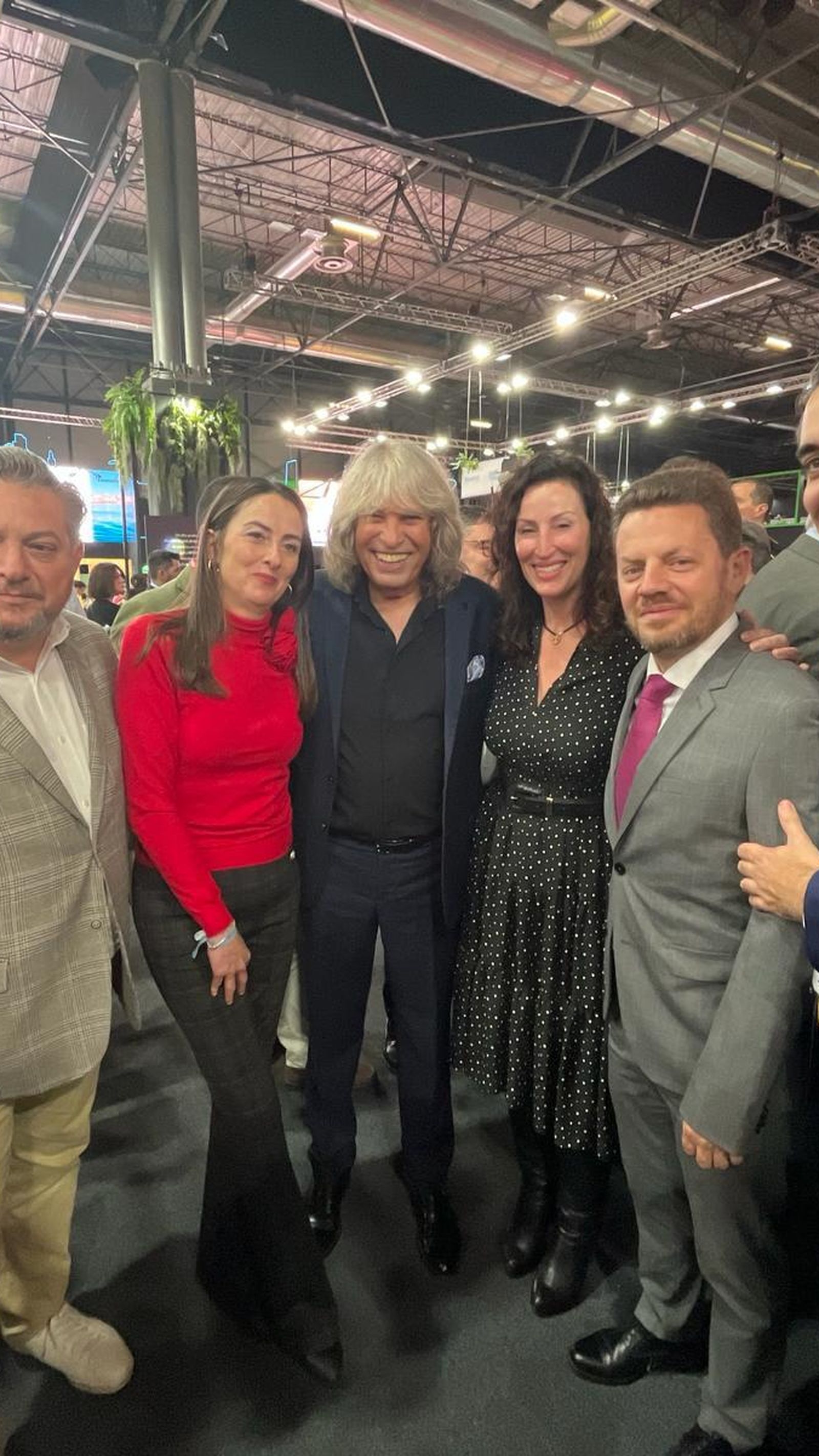 Un enamorado de Almería, José Mercé, saludando a las autoridades en Fitur