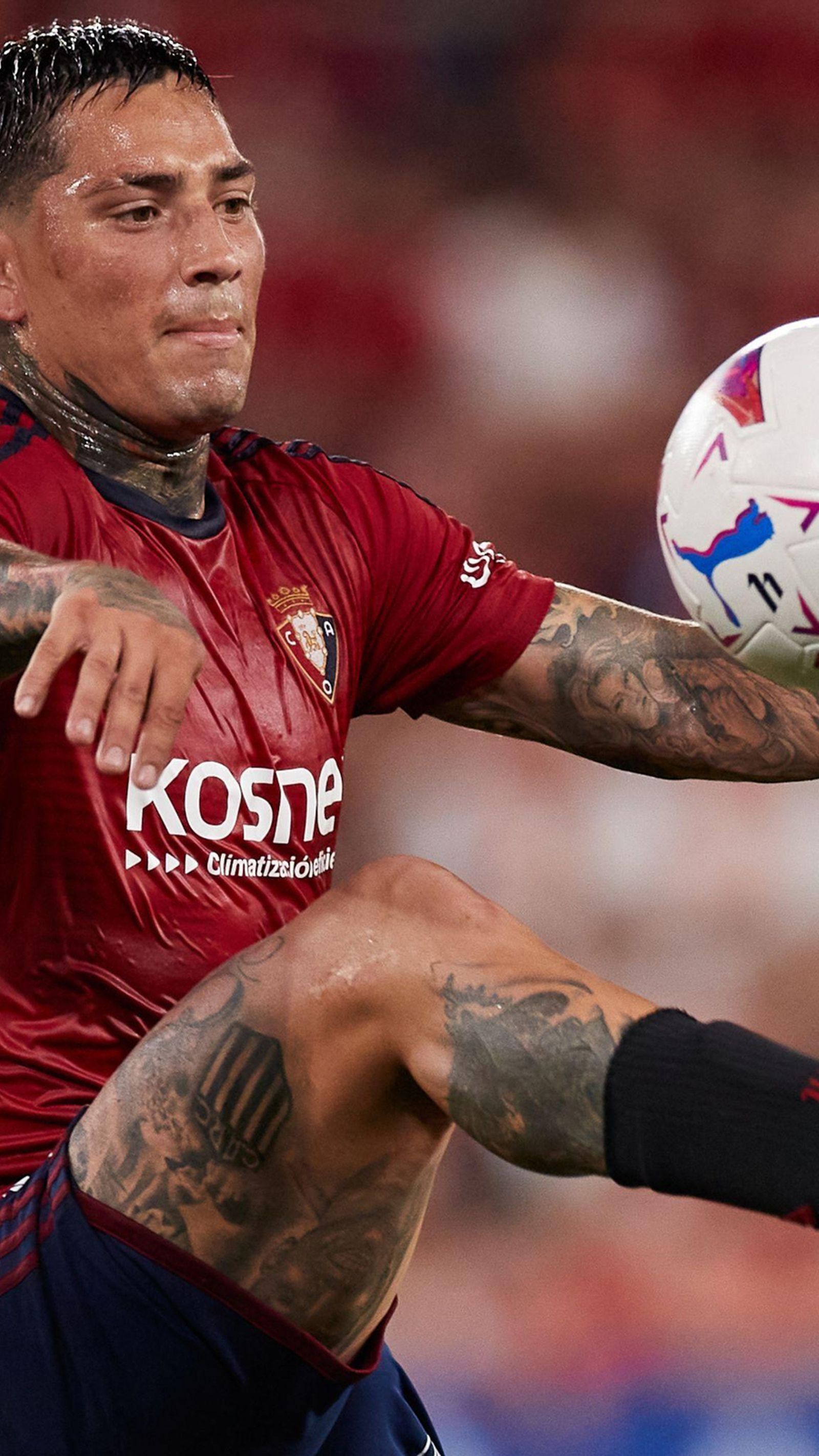 Chimy Ávila controla el balón en un encuentro con Osasuna.