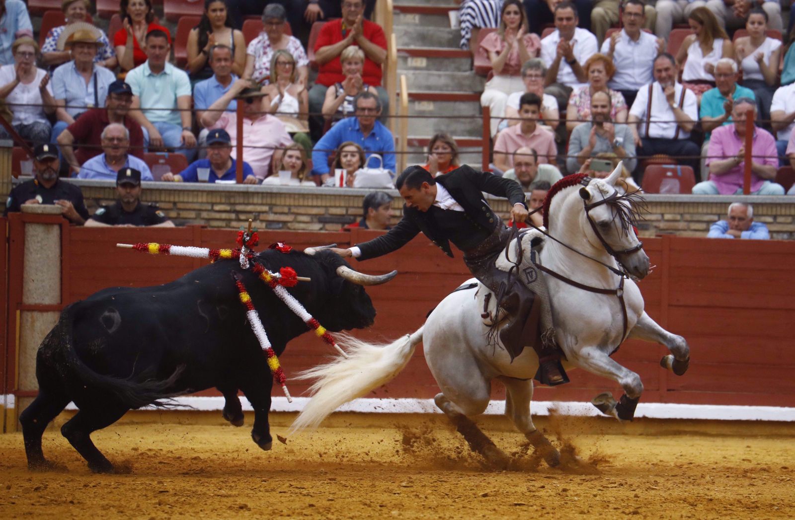 El diestro Diego Ventura a se enfrenta a uno de sus toros en el Coso de los Califas.