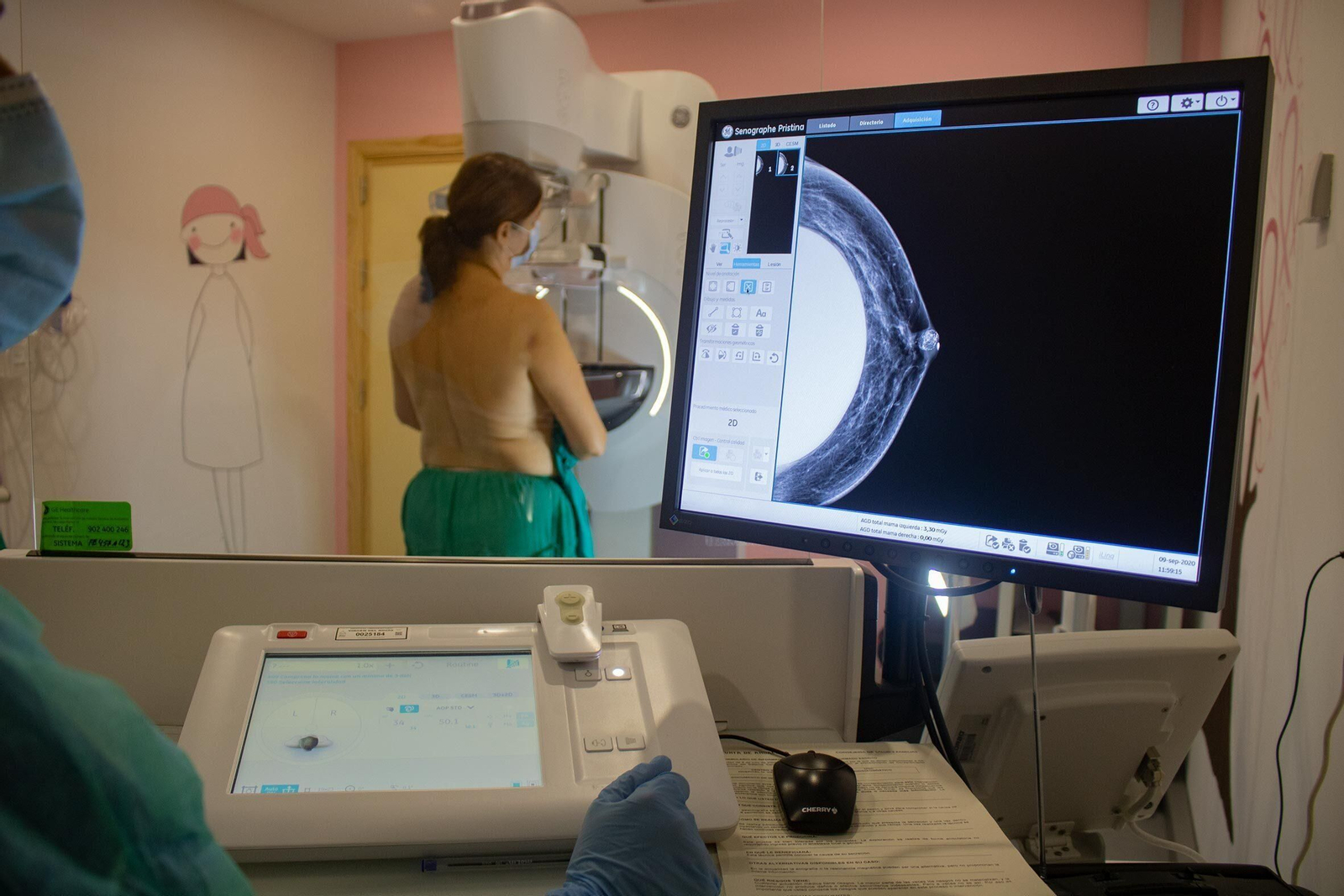 Una profesional sanitaria observa la imagen de una mamografía.