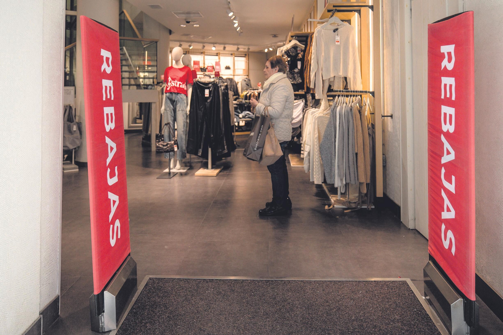 Las rebajas ya apenas incrementan el empleo en el sector del comercio.