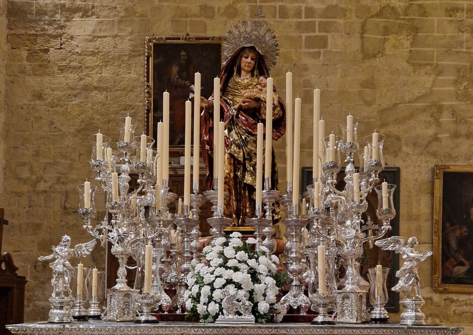 La Virgen del Amparo, en su paso procesional.
