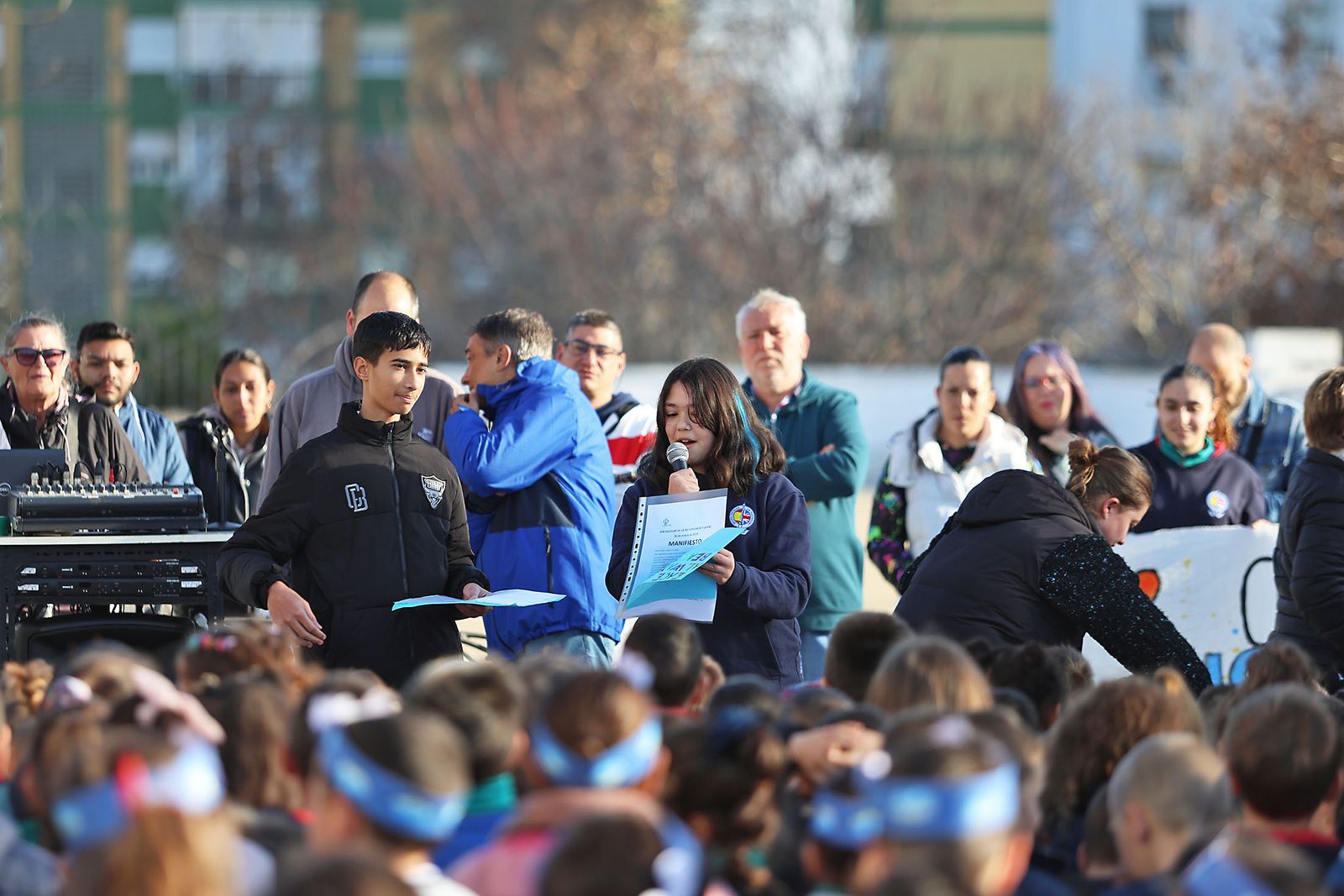 Imágenes del acto del Día a la No Violencia y la Paz del Colegio La Hispanidad