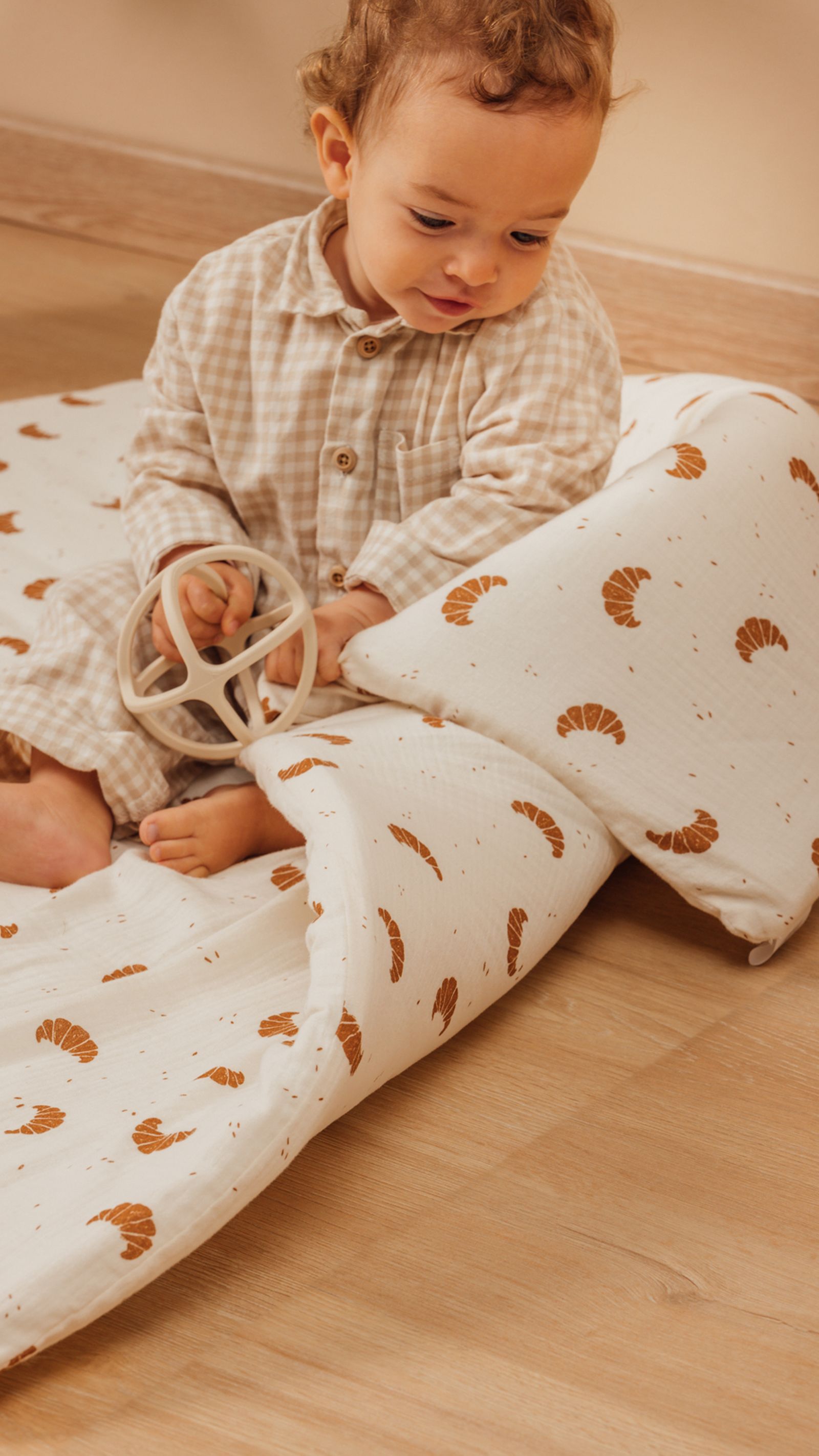 Un bebé con los productos de 'The Kids Club'