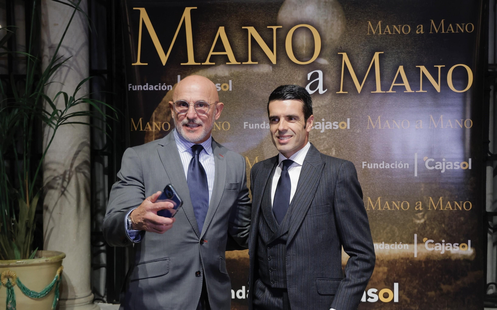 Luis de la Fuente y Emilio de Justo posan en la entrada de la Fundación Cajasol, este miércoles.