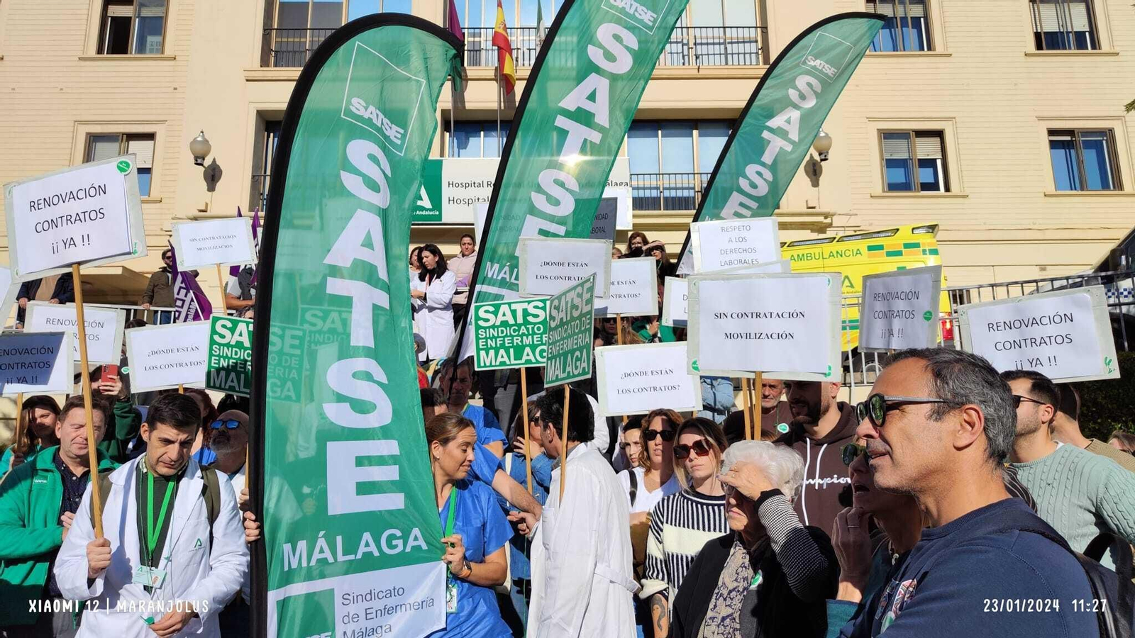 Protesta de los enfermeros, este martes, ante el Hospital Regional.
