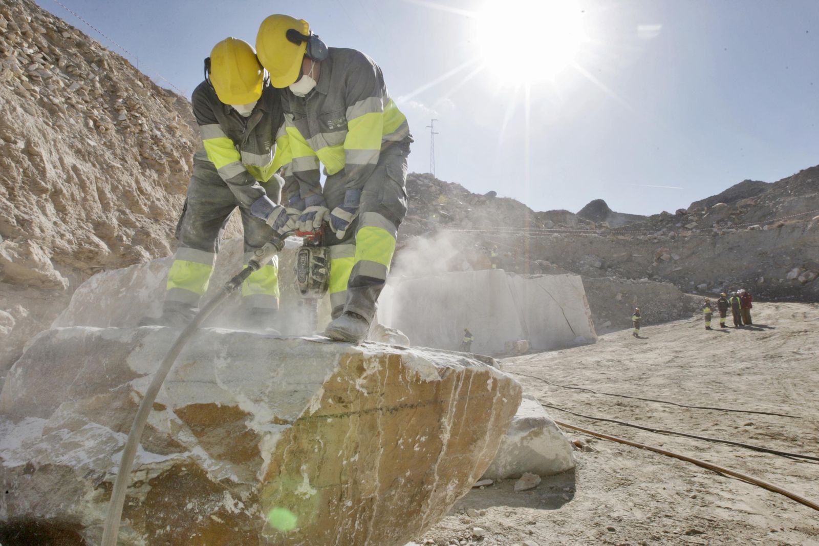 Trabajadores en la zona de las canteras de Macael, Almería, rica en mármol.