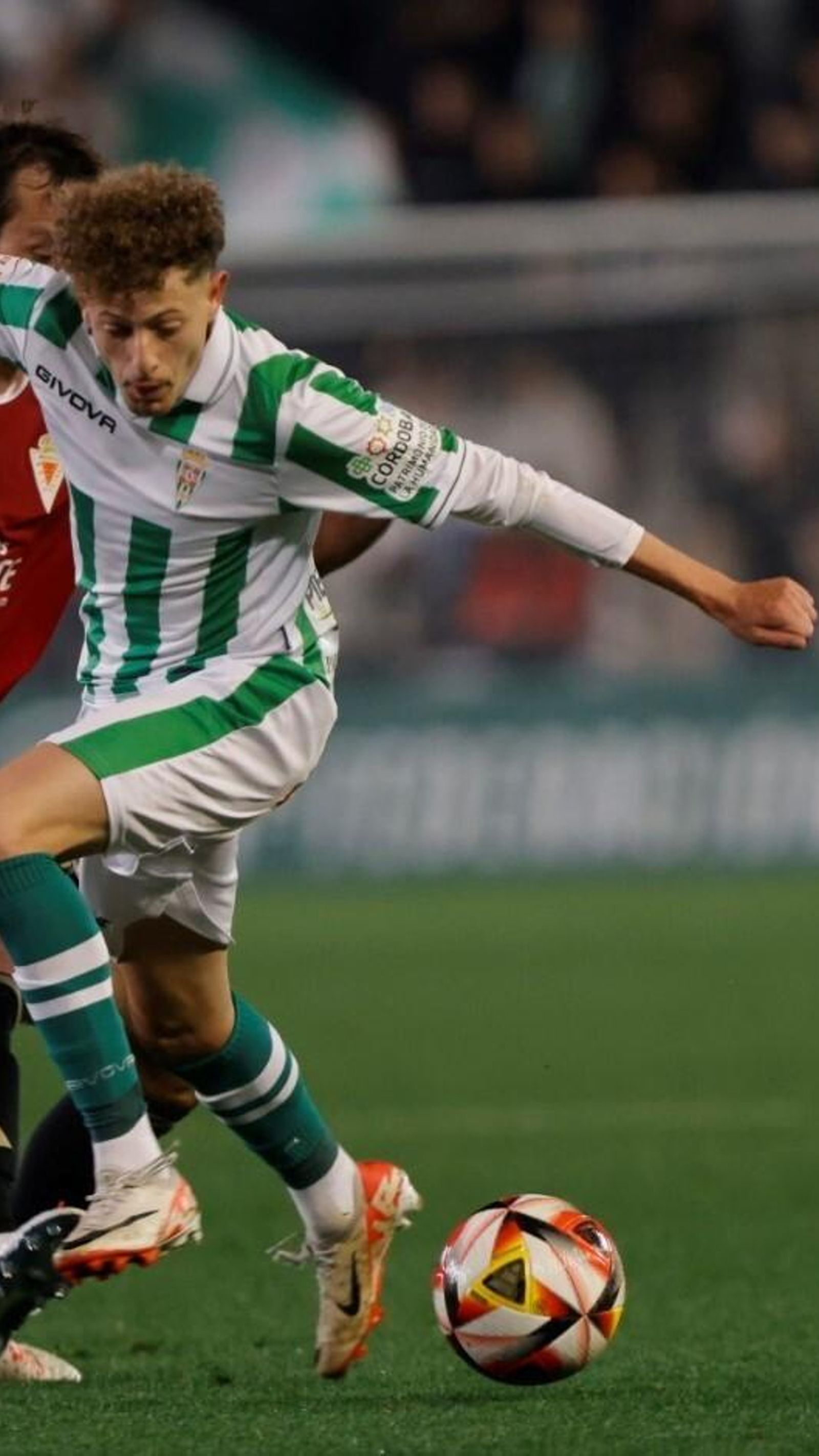 Simo es frenado por Tomás Pina en el tramo final del Córdoba CF - Murcia.