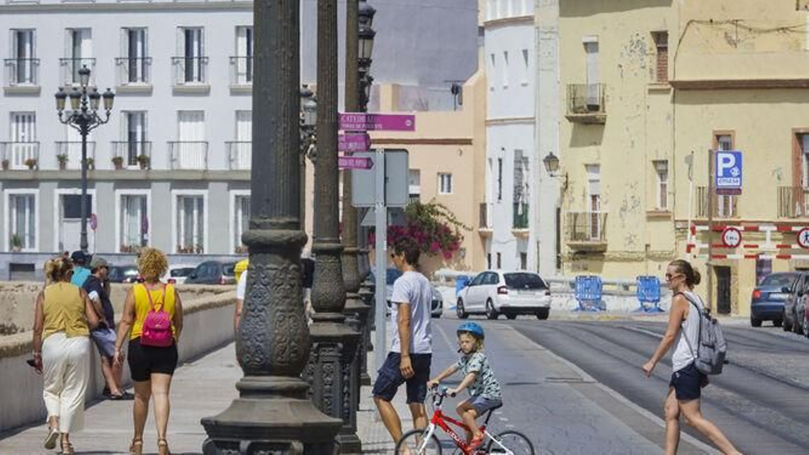 Gente paseando por Campo del Sur en Cádiz